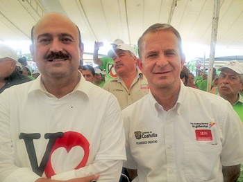 El Secretario de Infraestructura de Coahuila, Francisco Saracho Navarro (a la derecha) dio a conocer que se pavimentarán 100 cuadras en Acuña durante el 2014.