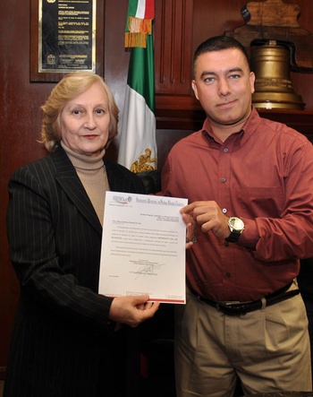 Otorga alcalde nombramiento a la señora Alma Catalina Erhard de Vela como presidenta del DIF municipal