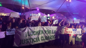 Mientras los gobiernos de 195 países aprobaban el documento final de la COP 20, en Lima la madrugada del 14 de diciembre, los activista protestaban ya por los débiles resultados de las negociaciones climáticas, a las afueras del salón Cusco de la plenaria, donde se pactó el acuerdo. Crédito: Diego Arguedas Ortiz/IPS