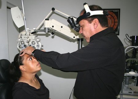 Durante cerca de tres semanas el oftalmólogo atendió a 60 pacientes diabéticos y más de un 50% de éstos resultó con cierto grado de  retinopatía, mismos que fueron orientados para un tratamiento temprano y oportuno.
