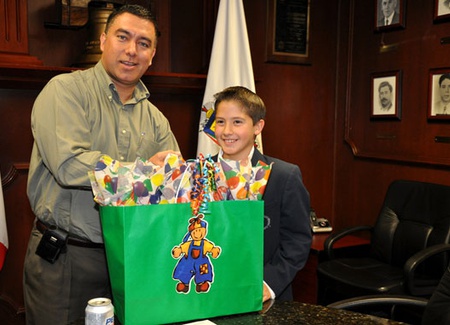 El Alcalde Raúl Vela Erhard entregó un reconocimiento al niño nigropetense Diego Enrique Salinas Valenzuela.