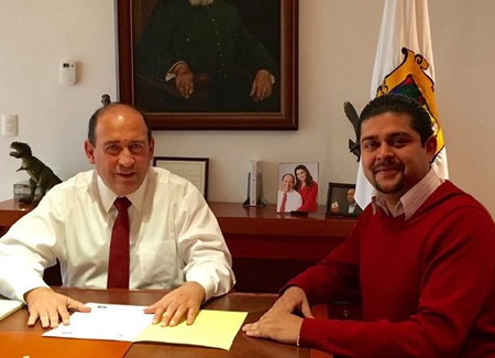 El Gobernador Rubén Moreira y Luis Esquivel, coordinador del proyecto Becas Manutención, revisaron el avance de entregas de apoyo. 