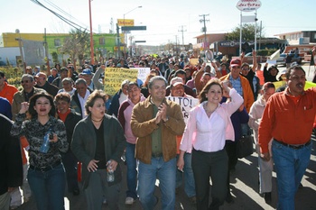 Encabeza alcalde de Acuña  marcha contra INFONAVIT