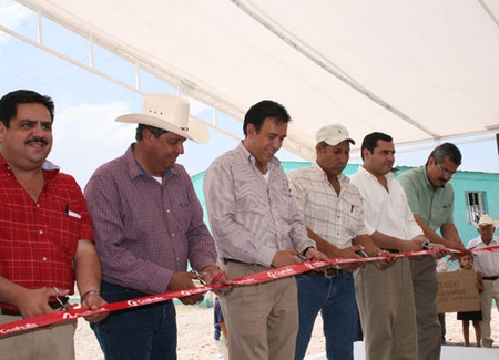 Inaugura gobernador Humberto Moreira rehabilitación de la  carretera Acuña-Santa Eulalia