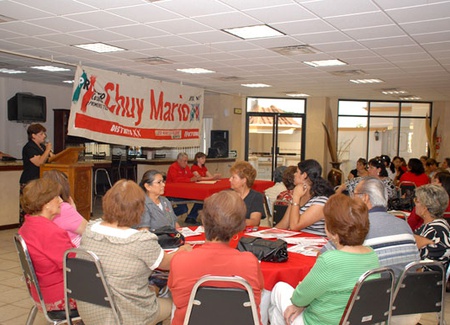 Refrendan maestros jubilados respaldo a Chuy Mario Flores