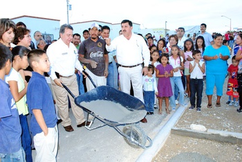 El alcalde Alberto Aguirre realiza el arranque de la construcción de la Plaza en el Fracc. Villa Milenio.