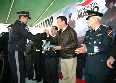 El Gobernador Humberto Moreira y el Alcalde Fernando de las Fuentes entregan patrullas 