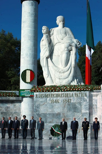 Autoridades del poder ejecutivo, legislativo y judicial en la ceremonia cívica en el monumento a los Niños Héroes de Chapultepec