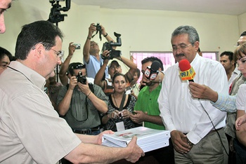 El candidato a diputado local, Cuauhtemoc Arzola Hernández, entrega sus documentos para solicitar su registro.
