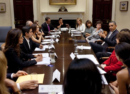 El presidente Barack Obama discute la reforma migratoria con un grupo de hispanos influyentes de todo el país durante una reunión en la Sala Roosevelt de la Casa Blanca, 28 de abril de 2011. (Foto oficial de la Casa Blanca por Pete Souza)