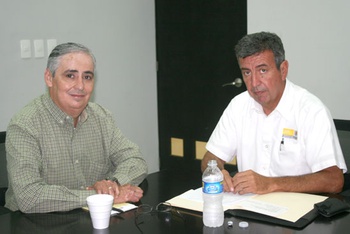 El Secretario del Ayuntamiento José Martín Faz Ríos y el delegado federal Carlos Ozuna Dávila.