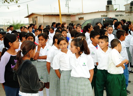 Alumnos de la primaria La Misión, beneficiados con la instalación de un puente peatonal en la colonia homónima.