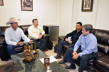 El alcalde Oscar López Elizondo y el gerente de SIMAS Ignacio Guajardo en reunión con representantes de la COCEF y NADBANK