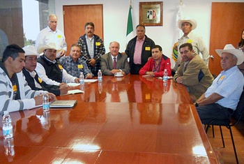 Productores laguneros del algodón, en reunión con el diputado federal de Coahuila, Melchor Sánchez de la Fuente.