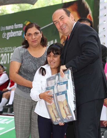 Con la entrega de útiles y libros de texto dio inicio este lunes el Gobernador Rubén Moreira Valdez el ciclo escolar 2014-2015.