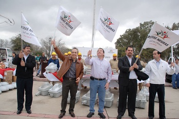 El alcalde de Piedras Negras, José Manuel Maldonado, acompañado de autoridades municipales y federales, da el banderazo de arranque del programa "Se me prendió el foco"