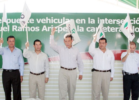 El gobernador Humberto Moreira inicia la construcción de puente vehicular sobre la carretera Saltillo-Monterrey