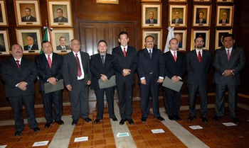 El Gobernador Humberto Moreira Valdés entregó nombramientos y tomó la protesta a nuevos servidores públicos del Gobierno de la Gente.