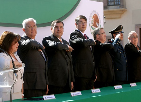Con la representación del Gobernador Humberto Moreira Valdés, el Secretario de Gobierno, Armando Luna Canales encabezó la ceremonia cívico-militar con la que se conmemoró el Día de la Bandera.
