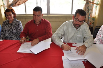 El alcalde Raúl Vela y el Lic. Guillermo Ponce Lagos Gutiérrez, firman convenio de entrega de inmueble