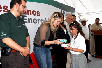 Inicia la señora Vanessa Guerrero de Moreira el programa "Por una Niñez más Sana" en ejido de Arteaga