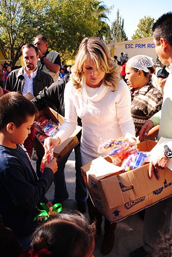Vanessa Guerrero de Moreira, entregando folletos contra el maltrato infantil, en la primaria Ricardo Flores Magón.