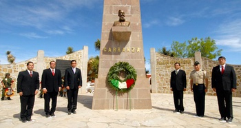 El gobernador Humberto Moreira, acompañado de autoridades civiles y militares, monta guardia de honor ante el Monumento a Carranza, en la ex Hacienda de Guadalupe, Coahuila.