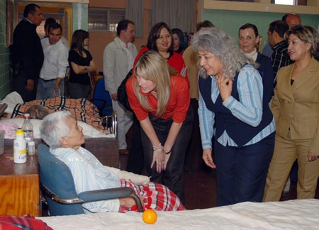 Visita la señora Vanessa de Moreira escuela de invidentes y asilo de ancianos en Monclova