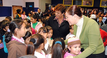 Marilú Flores de Aguirre, presidenta del Sistema DIF Acuña, acompañada de niños y adultos mayores que acudieron al cine con boletos donados por Fundación Cinépolis.