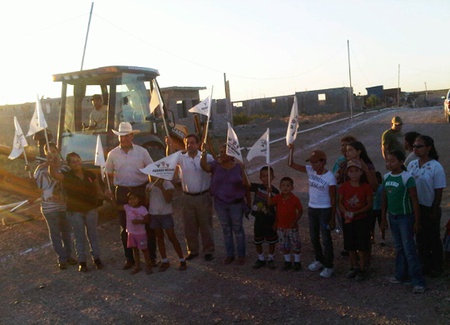 El alcalde Oscar Fernando López Elizondo acompañado del gerente de SIMAS Piedras Negras Ignacio Guajardo Galindo, dio el banderazo de arranque a la construcción de red de agua potable.