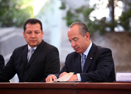 El presidente Calderon en la firma del decreto de reforma en materia de Derechos Humanos