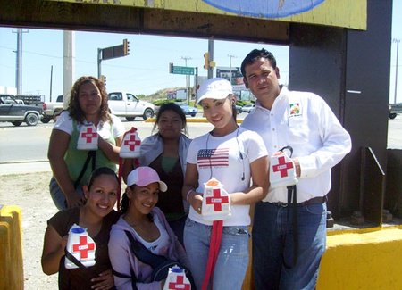 Javier Navarro apoyó la actividad de estudiantes que son voluntarios en la Colecta Anual de la Cruz Roja.