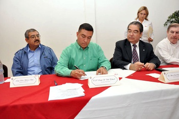 El alcalde de Piedras Negras, firmando el convenio del programa "Transparencia en tu Colonia"