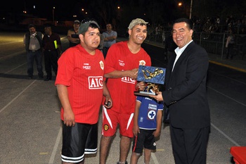 El Alcalde Raúl Vela Erhard inauguró diversos torneos locales de fútbol.