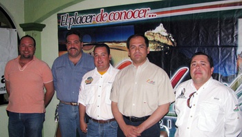 El Delegado de la Secretaría de Turismo en la Región Norte, Jesús Carbajal González es acompañado por lon integrantes del Comité Organizador del Tercer Circuito Internacional del Pesca
