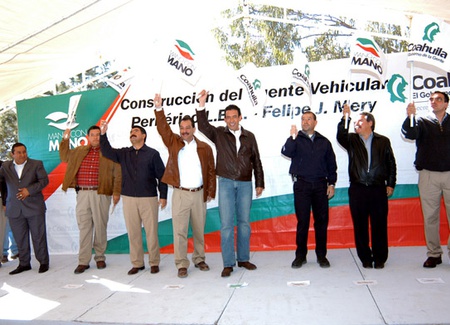 El gobernador Humberto Moreira Valdés cumple compromisos con  la región sureste: inicia puente en "lea" y "Felipe J. Mery"