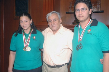 Recibe alcalde Chuy Mario Flores a medallistas en atletismo de la olimpiada juvenil 2008