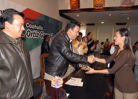 El gobernador Humberto Moreira Valdés entrega preseas a jóvenes destacados