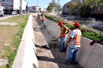 El funcionario municipal dio a conocer que se iniciaron los trabajos con la limpieza del arroyo “Primavera” y posteriormente se trasladaron las cuadrillas al canal de Fausto Z. Martínez, para dar continuidad a este programa