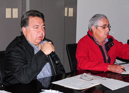 El alcalde Alberto Aguirre y el secretario del Ayuntamiento José Martín Faz Rios, durante la segunda sesión de cabildo de noviembre 2010.