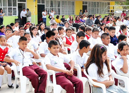 Alumnos de la primaria Ricardo Flores Magón, beneficiados por el programa Escuelas de Calidad.