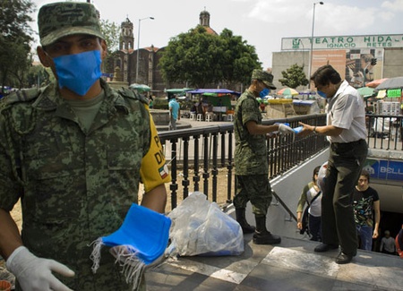 Militares reparte cubrebocas a la salida del metro en la ciudad de México, dentro de las acciones para evitar propagación de influenza porcina