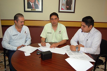 El alcalde Antonio Nerio Maltos, recibe la notificación de estos beneficios de parte de el Tesorero Municipal Elpidio Pérez y el Lic. Raúl Flores  del departamento Jurídico Municipal.
