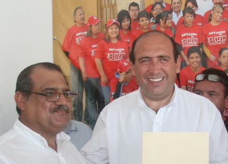Javier Fernández Ortiz entregó a Rubén Moreira su solicitud de afiliación al PRI en Coahuila en un evento llevado a cabo este domingo en el Comité Municipal del Tricolor en Sabinas.