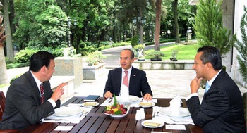 El presidente Calderon se reunió con Humberto Moreira dirigente nacional del PRI, acompañado de José Francisco Blake Mora, secretario de gobernación