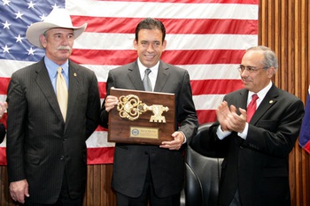 En reconocimiento al apoyo que siempre ha brindado a Eagle Pass, Texas, el Gobernador de Coahuila, Humberto Moreira Valdés recibió las llaves de la ciudad que le fueron entregadas por el Mayor Chad Foster.