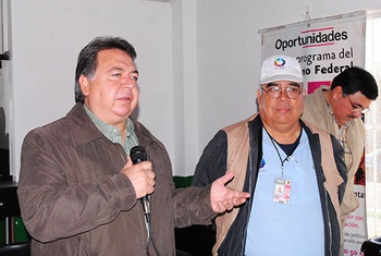 Alberto Aguirre Villarreal, alcalde de Acuña y José Isabel Flores Rojas, promotor de Oportunidades.