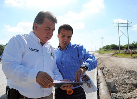 El alcalde Alberto Aguirre y el director de Obras Públicas Pablo Cuéllar realizan recorrido por obras.