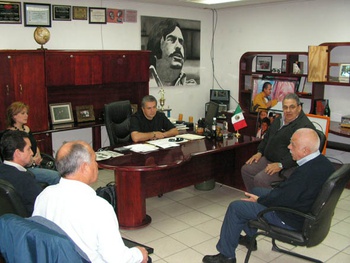Se reúnen el secretario de salud Raymundo Verduzco Rosan y el alcalde Evaristo Lenin Pérez Rivera