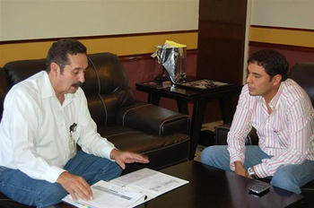 El alcalde de San Juan de Sabinas Antonio Nerio Maltos, recibió al auditor Eduardo Flores Meléndez.
